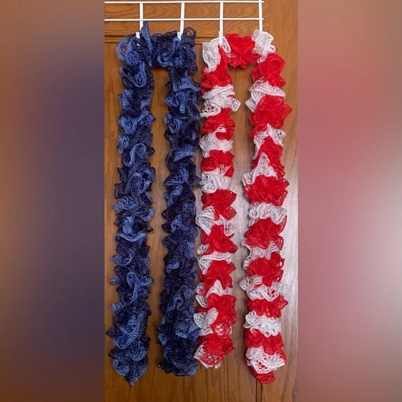 Crocheted ruffled scarf - Picture 2 of 2